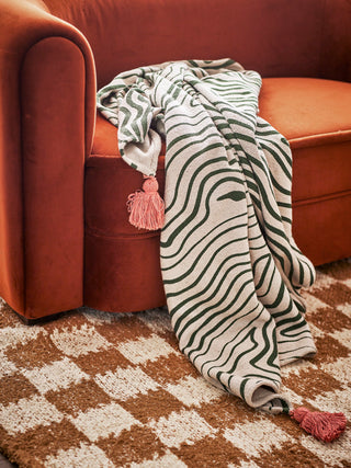 Plaid gerecycled katoen groen Woodsby 130x160cm van Bloomingville, toegepast in een sfeervolle interieursetting