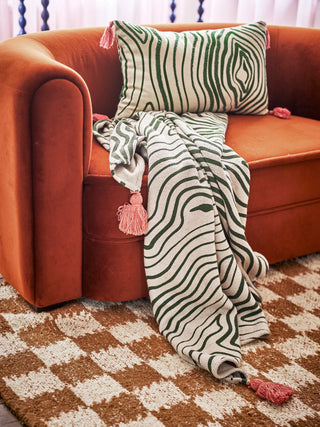Plaid gerecycled katoen groen Woodsby 130x160cm van Bloomingville, toegepast in een stijlvolle woonkamer