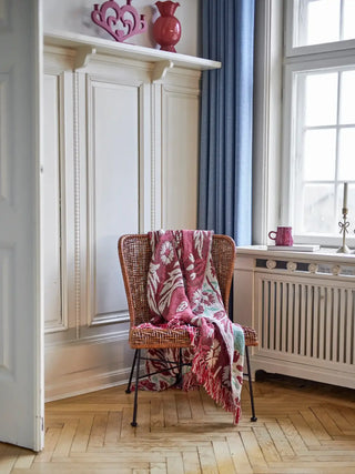 Plaid gerecycled katoen multi Jangal 130x160cm van Bloomingville, gedrapeerd over een stoel in een licht interieur