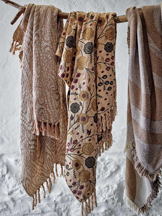 Plaid gerecycled katoen nature Eydis 130x160cm van Bloomingville, toegepast in een stijlvolle woonkamer