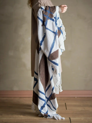 Plaid gerecycled katoen nature Imperia 130x160cm van Bloomingville, toegepast in een sfeervolle interieursetting