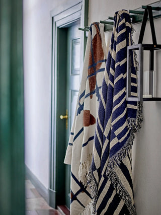 Plaid gerecycled katoen nature Imperia 130x160cm van Bloomingville, toegepast in een stijlvolle woonkamer