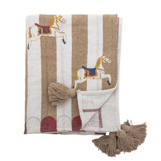 Plaid gerecycled katoen nature Merry-go-round 130x160cm van Bloomingville, opgevouwen met het paardenmotief en de franjes zichtbaar
