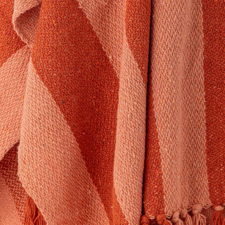 Plaid gerecycled katoen oranje Frello van Bloomingville, in een gestileerde detailopstelling