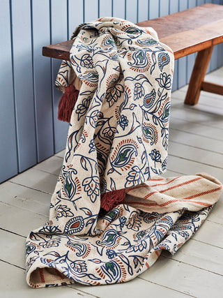 Plaid gerecycled katoen Paisley 130x160cm van Bloomingville, in een gestileerde detailopstelling