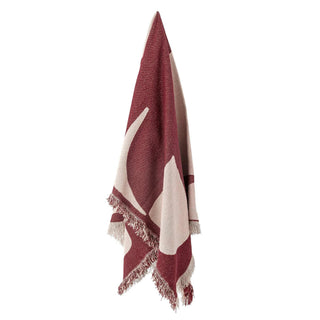 Plaid gerecycled katoen rood Olica van Bloomingville, schuin bekeken met vorm en afwerking zichtbaar