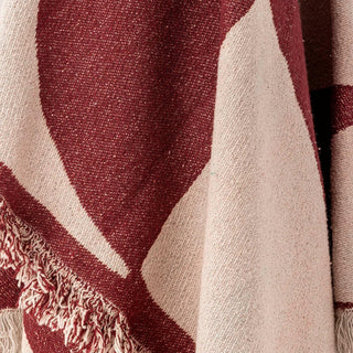 Plaid gerecycled katoen rood Olica van Bloomingville, in een gestileerde detailopstelling