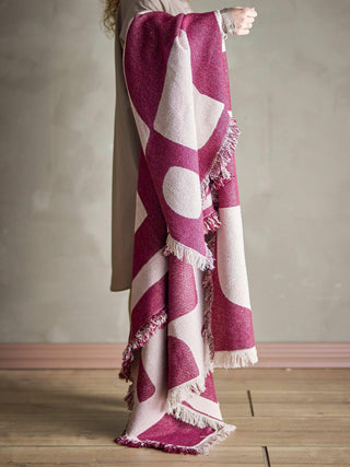 Plaid gerecycled katoen rood Olica van Bloomingville, toegepast in een sfeervolle interieursetting
