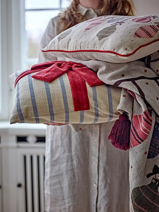 Plaid gerecycled katoen rood Ornamentia 130x160cm van Bloomingville, geplaatst in een ruimtelijke woonomgeving