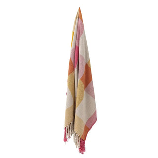 Plaid gerecycled katoen roze Hadley 130x160cm van Bloomingville, schuin bekeken met vorm en afwerking zichtbaar