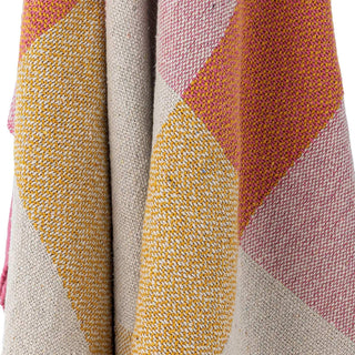 Plaid gerecycled katoen roze Hadley 130x160cm van Bloomingville, in een gestileerde detailopstelling