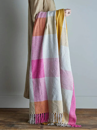 Plaid gerecycled katoen roze Hadley 130x160cm van Bloomingville, toegepast in een sfeervolle interieursetting