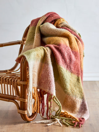 Plaid groen bruin beige Hamisha 127x152cm van Bloomingville, toegepast in een sfeervolle interieursetting