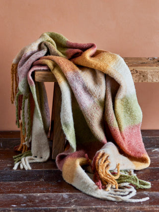 Plaid groen bruin beige Hamisha 127x152cm van Bloomingville, in een gestileerde productopstelling