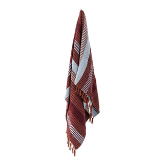 Plaid Isnel rood gerecycled katoen 130x160cm van Bloomingville, uitgevouwen met patroon en formaat duidelijk zichtbaar