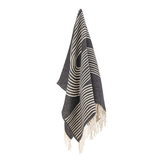 Plaid katoen zwart Anek 130x150cm van Bloomingville, schuin bekeken met vorm en afwerking zichtbaar