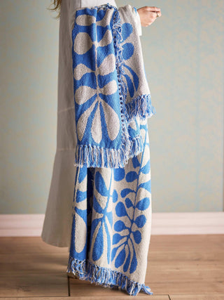 Plaid Nevine blauw 160x130cm van Bloomingville, toegepast in een sfeervolle interieursetting