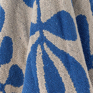 Plaid Nevine blauw 160x130cm van Bloomingville, toegepast in een stijlvolle woonkamer
