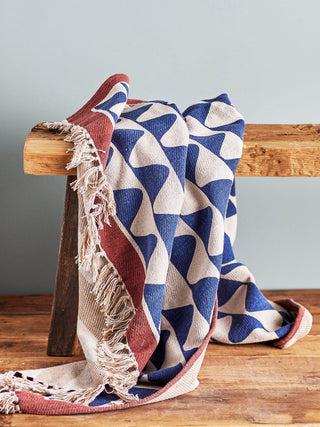 Plaid Rimme multi gerecycled katoen 130x160cm van Bloomingville, toegepast in een stijlvolle woonkamer