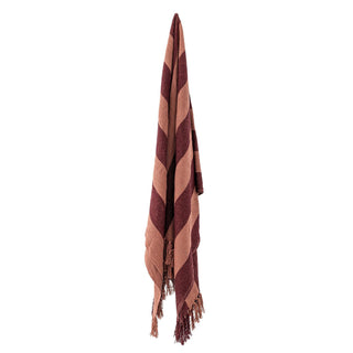 Plaid rood gerecycled katoen Frello 130x160cm van Bloomingville, schuin bekeken met vorm en afwerking zichtbaar