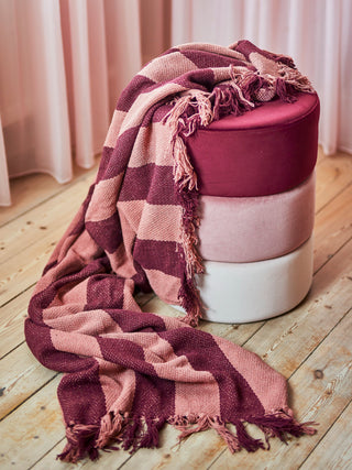 Plaid rood gerecycled katoen Frello 130x160cm van Bloomingville, toegepast in een sfeervolle interieursetting