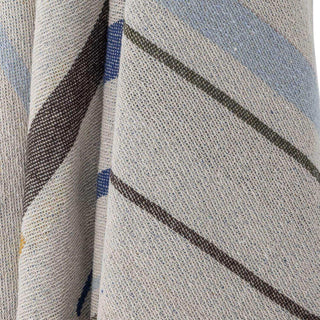 Plaid Toscana blauw 160x130cm van Bloomingville, los gedrapeerd in een sfeervolle interieursetting