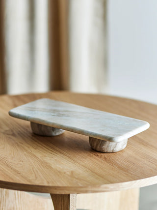 Fatin plateau op twee poten op een ronde houten tafel