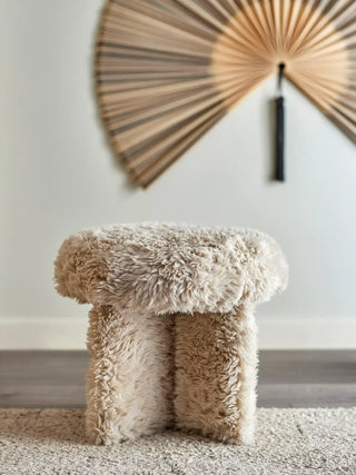 Poef polyester beige Frikka 43cm van Bloomingville, toegepast in een sfeervolle interieursetting