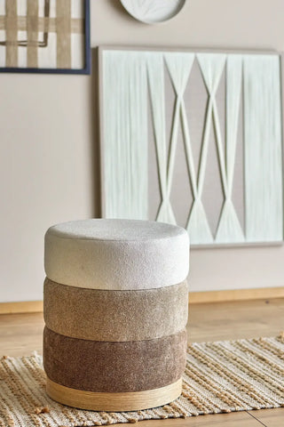 Poef polyester bruin Bilbao 40cm van Bloomingville, toegepast in een sfeervolle interieursetting