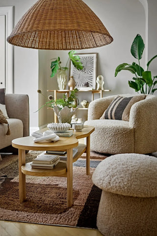 Poef polyester nature Bocca van Bloomingville, toegepast in een sfeervolle interieursetting