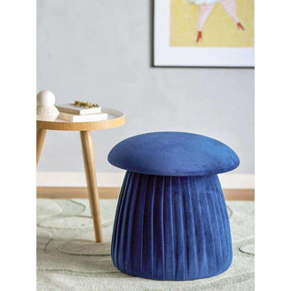 Poef Roberta blauw 45cm van Bloomingville, schuin van voren met vorm en constructie zichtbaar