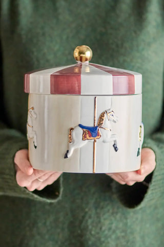 Pot aardewerk rood Merry-go-round 19cm van Bloomingville, toegepast in een sfeervolle interieursetting
