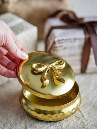 Pot met deksel metaal goud meera 10cm van Bloomingville, toegepast in een sfeervolle interieursetting
