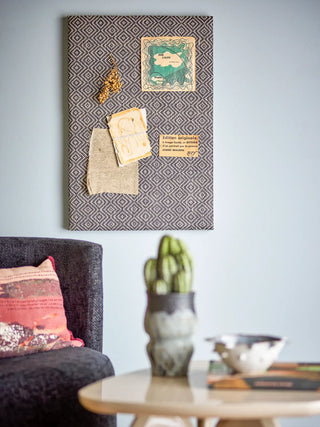 Prikbord zwart Rivalta 48x71cm van Bloomingville, toegepast in een sfeervolle interieursetting
