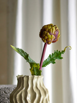 Protea kunstbloem paars van Bloomingville, toegepast in een sfeervolle interieursetting