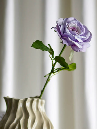 Roos kunstbloem paars van Bloomingville, toegepast in een sfeervolle interieursetting