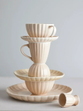 Schaal aardewerk beige Latina 12cm van Bloomingville, in een gestileerde productopstelling