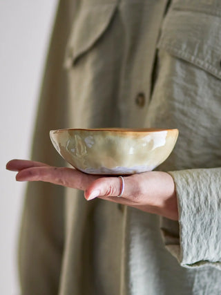 Schaal aardewerk beige nara 13cm van Bloomingville, in een gestileerde detailopstelling