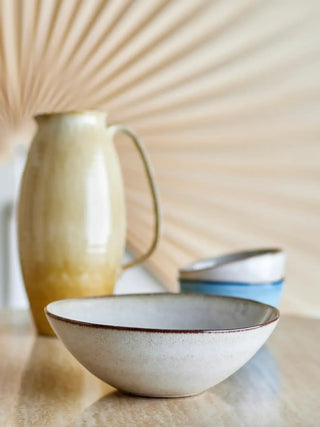 Schaal aardewerk beige Sandrine 26cm van Bloomingville, in een gestileerde detailopstelling