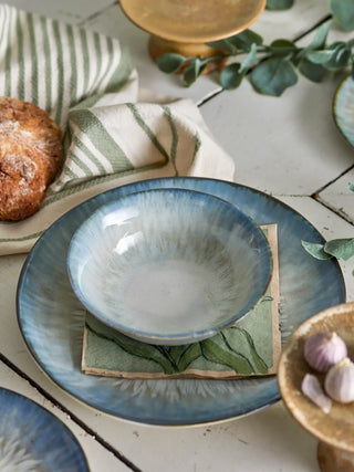 Schaal aardewerk blauw Calen 17cm van Bloomingville, toegepast in een sfeervolle interieursetting