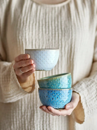Schaal aardewerk blauw Harriet - set van 3 van Bloomingville, toegepast in een sfeervolle interieursetting