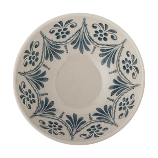 Schaal aardewerk blauw Heikki 26cm van Bloomingville, geplaatst in een ruimtelijke woonomgeving