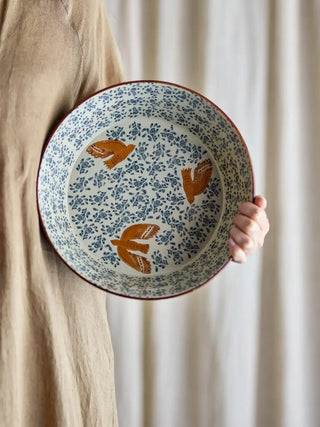Schaal aardewerk blauw Hezha 28cm van Bloomingville, in een gestileerde productopstelling