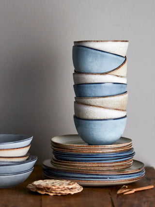 Schaal aardewerk blauw Sandrine 15cm van Bloomingville, in een gestileerde detailopstelling