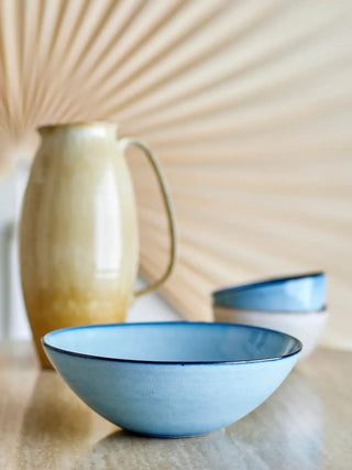 Schaal aardewerk blauw Sandrine 26cm van Bloomingville, in een gestileerde detailopstelling