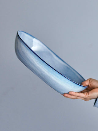 Schaal aardewerk blauw Sandrine 32cm van Bloomingville, in een gestileerde detailopstelling