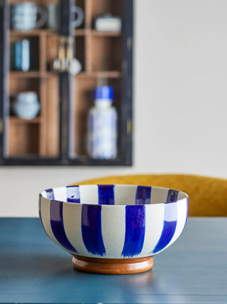 Schaal aardewerk blauw Shakti 26cm van Bloomingville, gepresenteerd in een natuurlijke buitenomgeving
