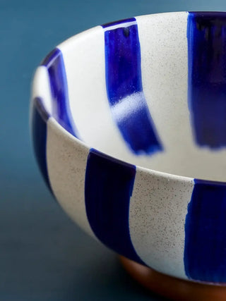 Schaal aardewerk blauw Shakti 26cm van Bloomingville, in een gestileerde detailopstelling