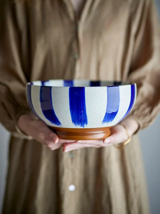 Schaal aardewerk blauw Shakti 26cm van Bloomingville, toegepast in een sfeervolle interieursetting