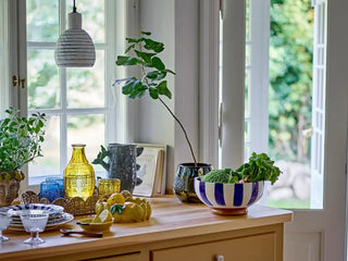 Schaal aardewerk blauw Shakti 26cm van Bloomingville, in een gestileerde productopstelling